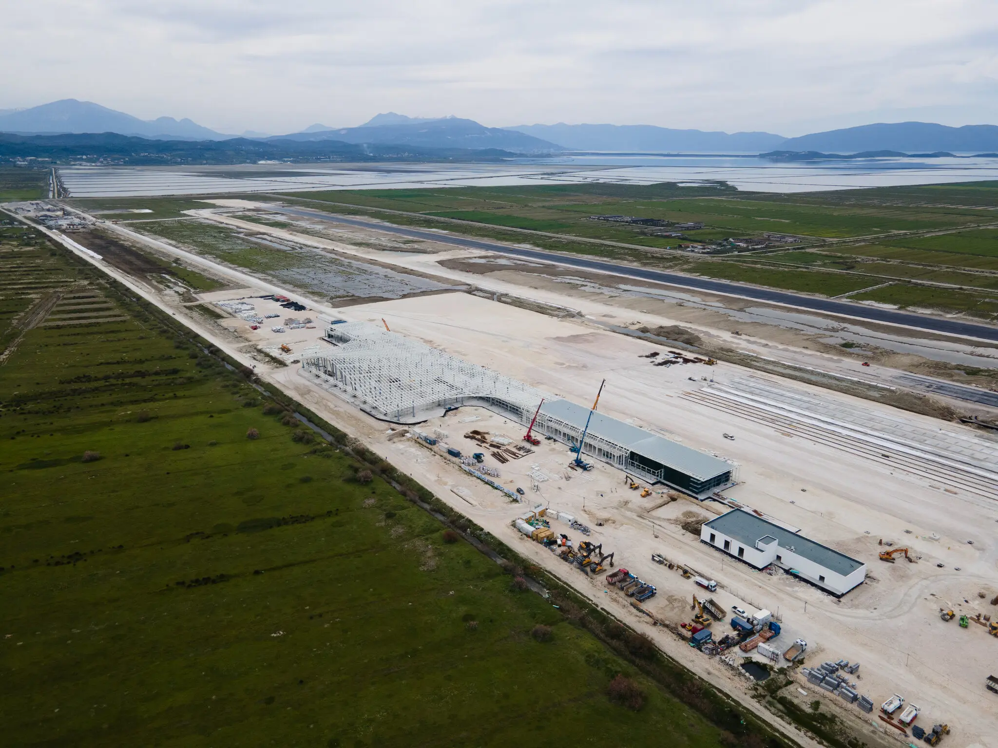 На північ від лагуни будується новий міжнародний аеропорт.